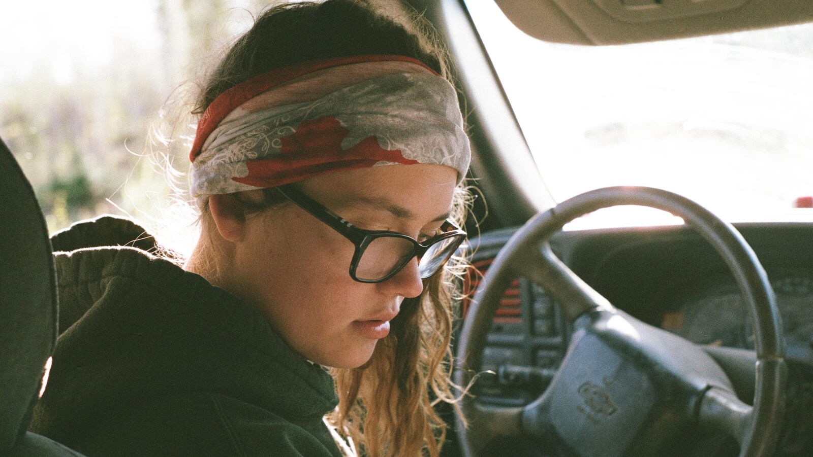 Sam est au volant de sa camionnette.