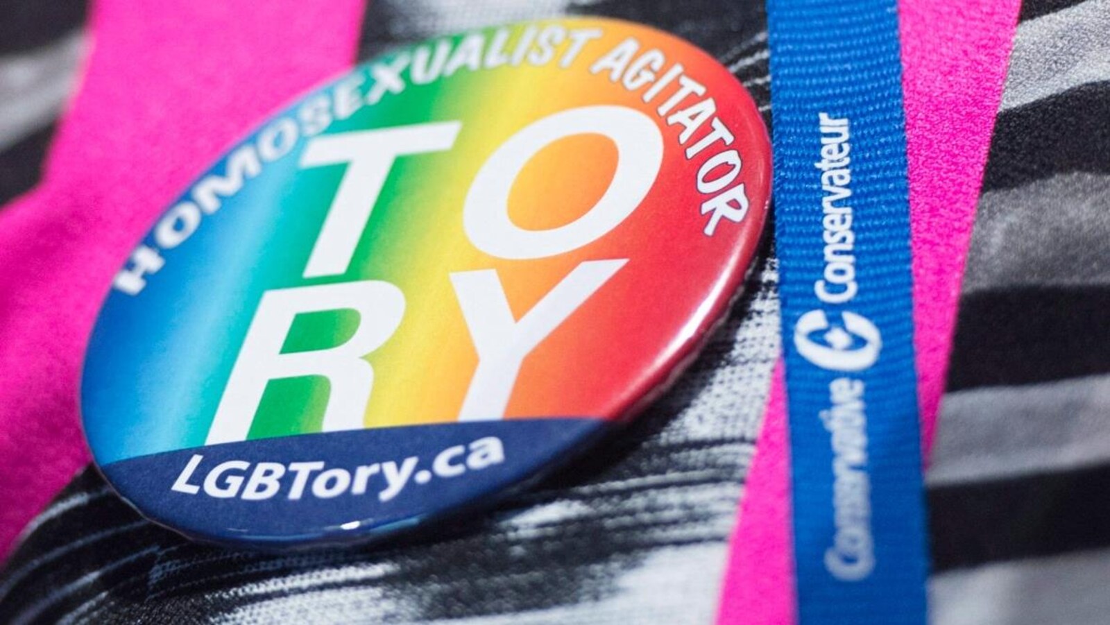 Un macaron arc-en-ciel avec l'inscription TORY.