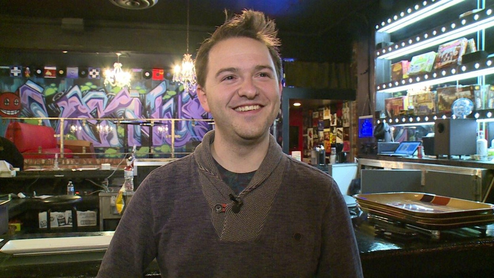 Portrait d'un homme souriant dans un bar