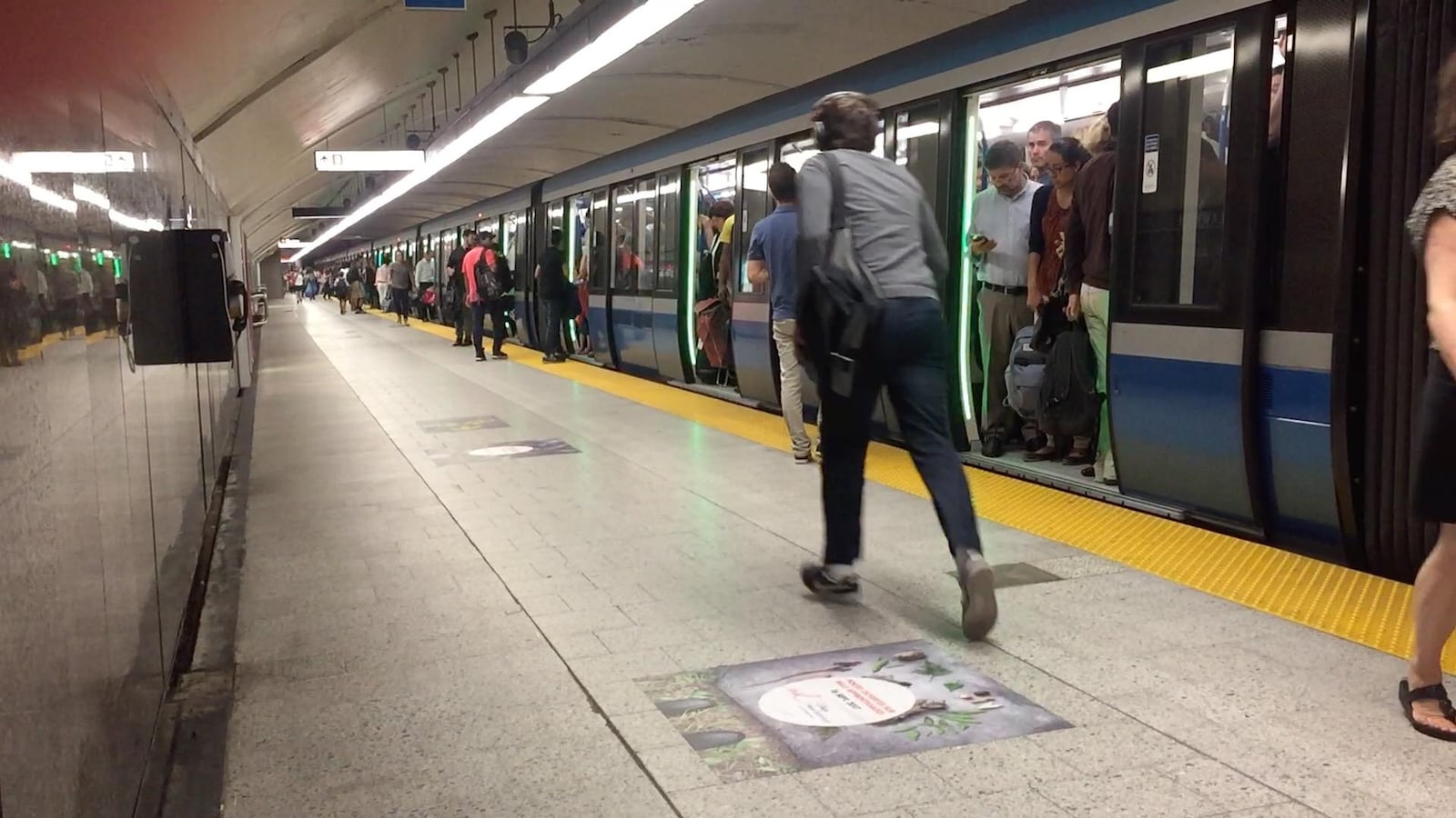 La ligne orange est souvent bondée à l'heure de pointe.