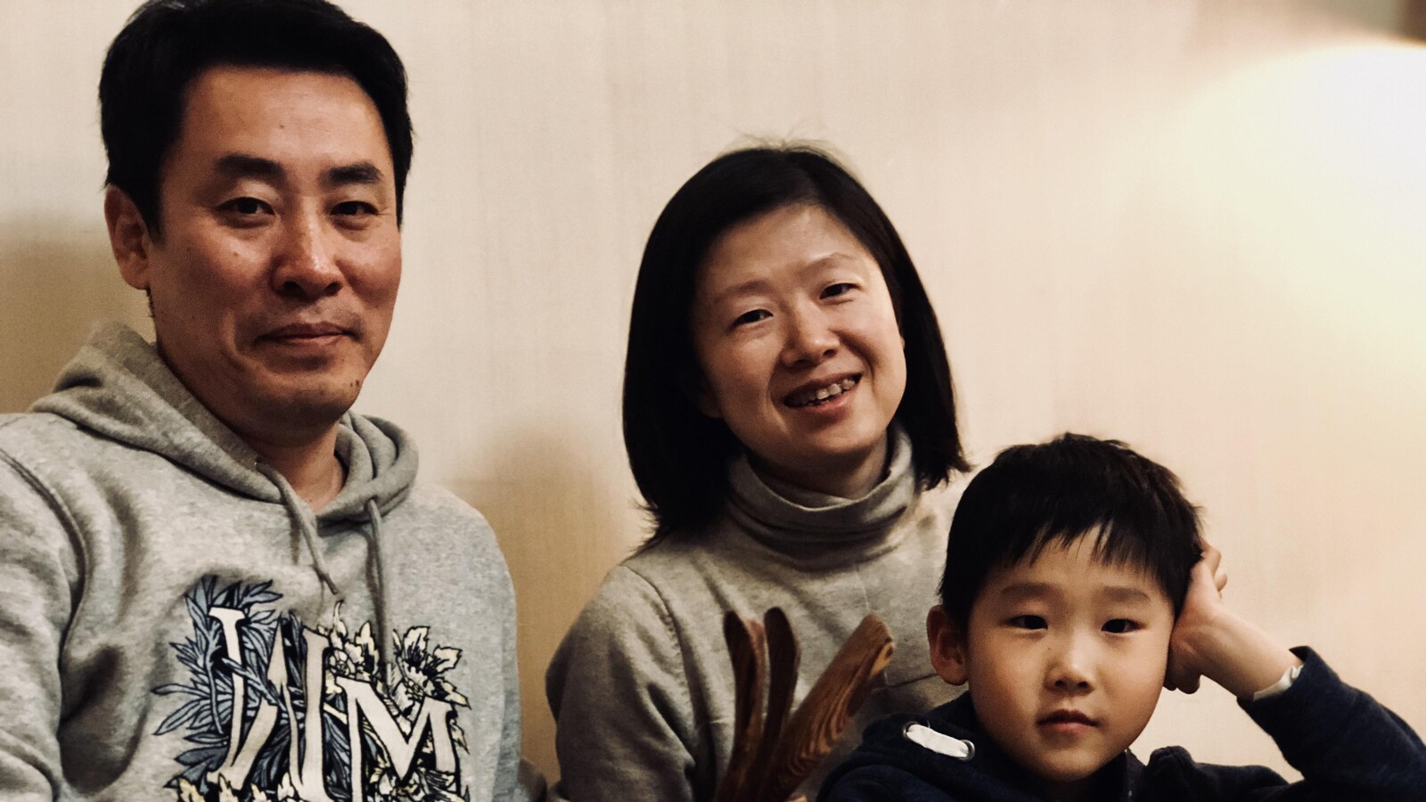 Lin Yi, Deng Lynn et leur fils de 7 ans, Han Han.