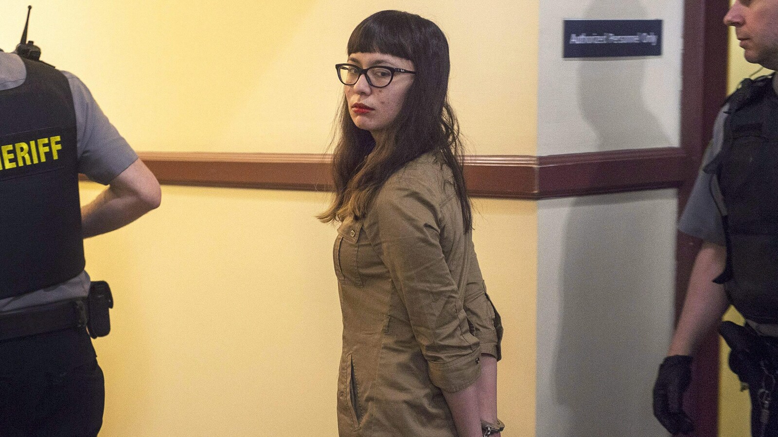 Lindsay Souvannarath en 2015 menottée dans un couloir du tribunal à Halifax.
