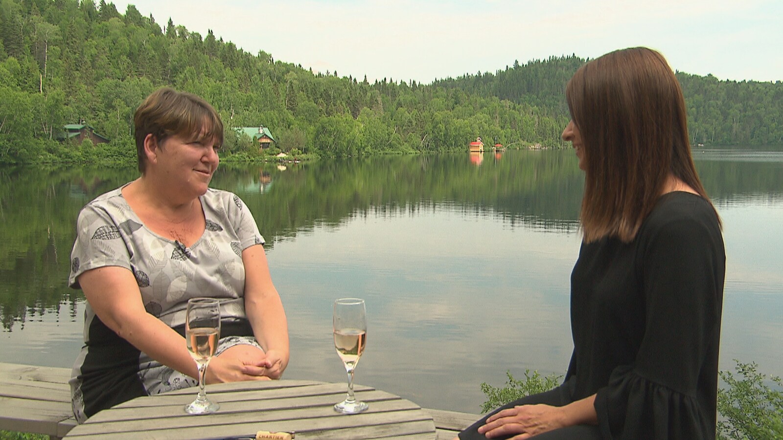 Lise Tremblay et Julie Larouche en bordure d'un lac
