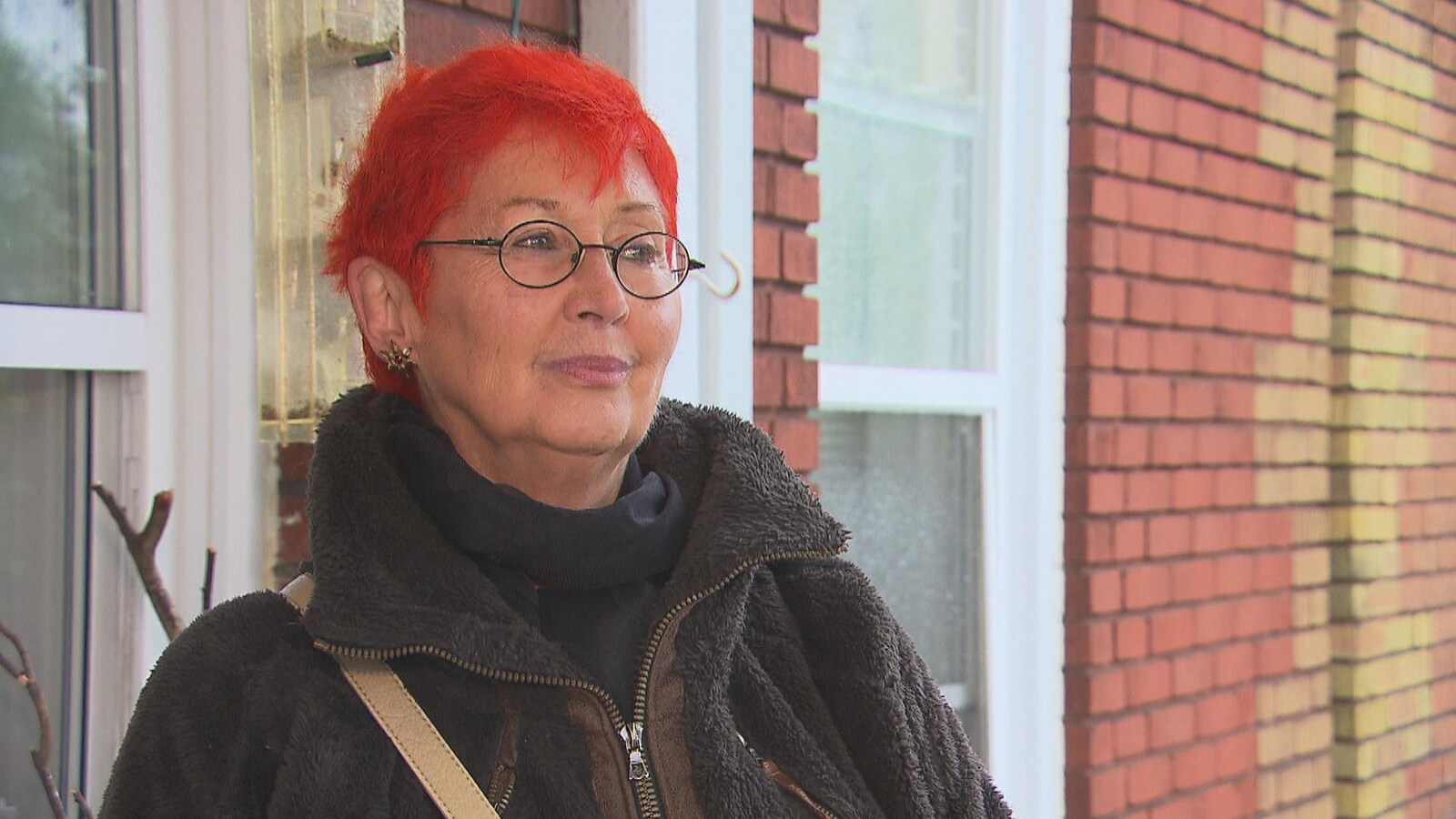 Dame devant chez elle au centre-ville de Shawinigan