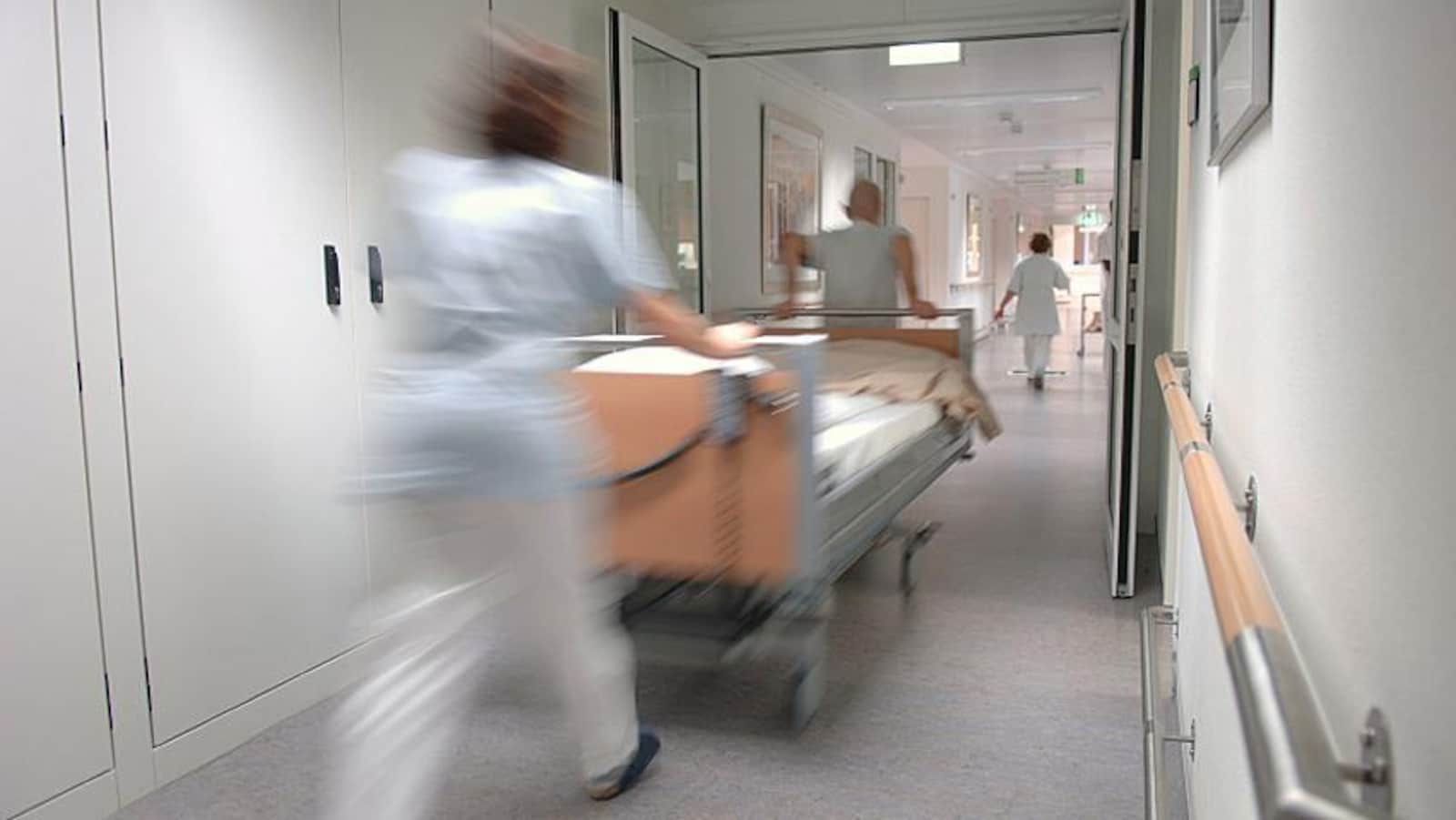 Des infirmières passent dans un couloir d'un hôpital.