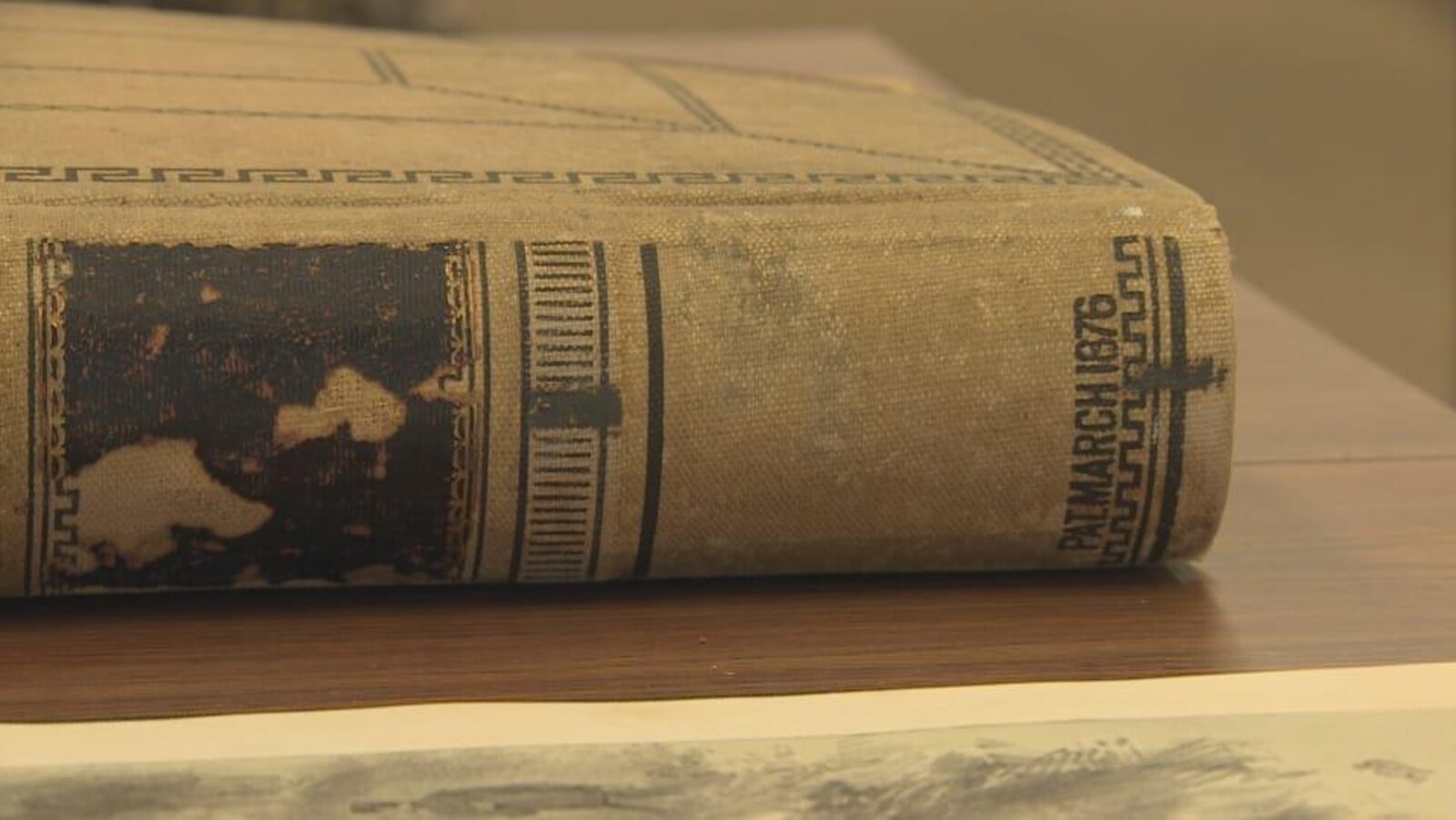Un livre ancien sur une table en bois.