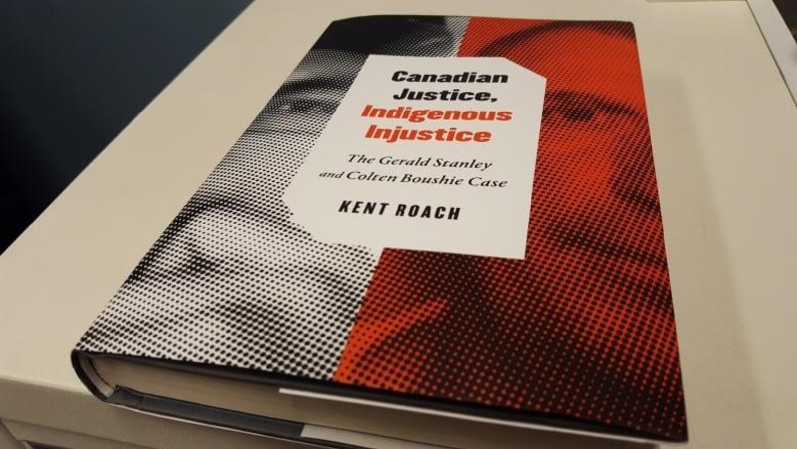 La couverture du livre Canadian Justice, Indidgenous injustice. En arrière plan les visages de la vicitme et de l'accusé dans ce procès.