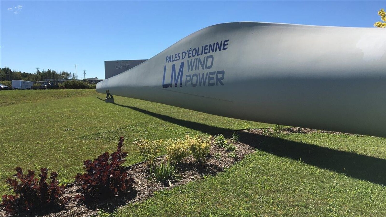 Pale éolienne devant usine de Gaspé. Le contrat avec les États-Unis crée 85 emplois en plus d'en consolider 200.