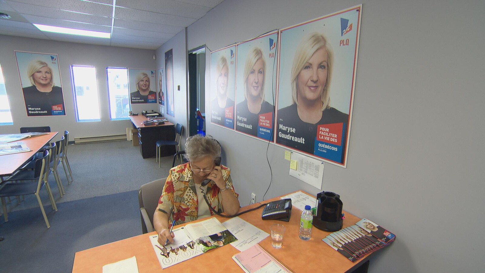 Une bénévole répond aux appels dans le local électoral de la candidate libérale Maryse Gaudreault.