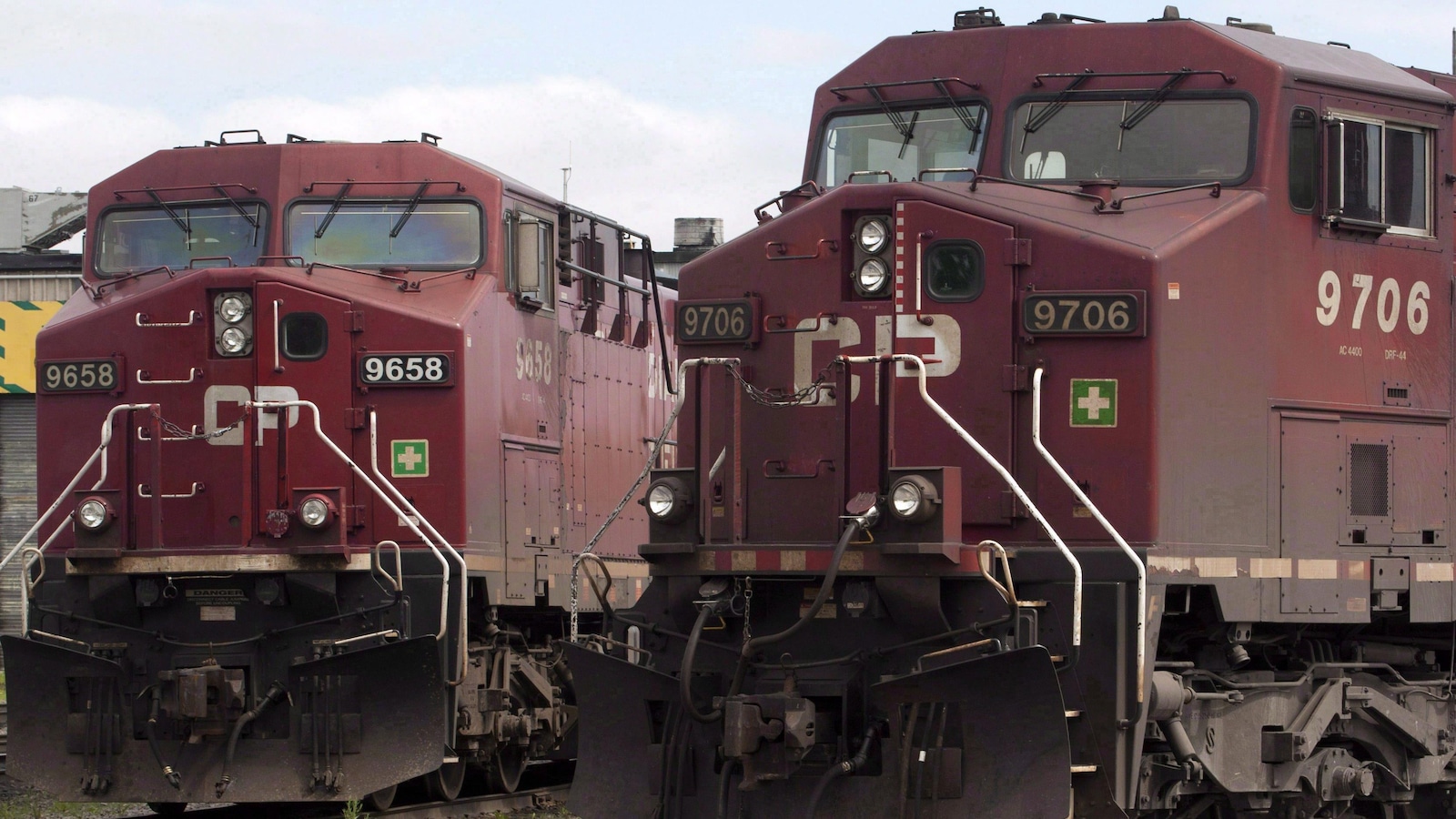 Des locomotives du Canadien Pacifique immobilisées.