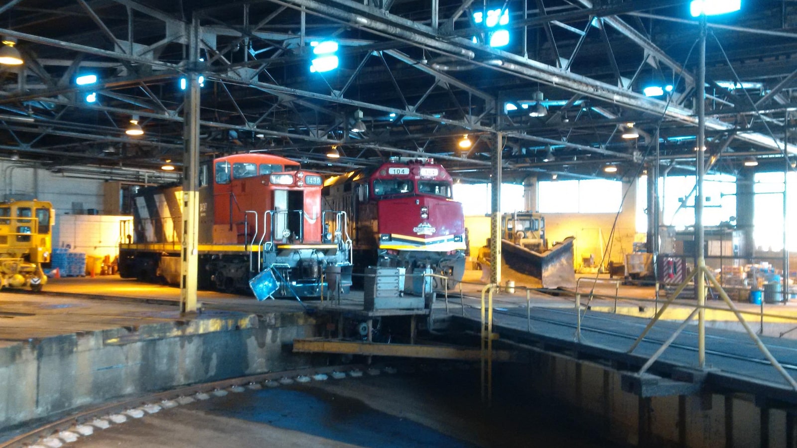 Deux locomotives dans un hangar.
