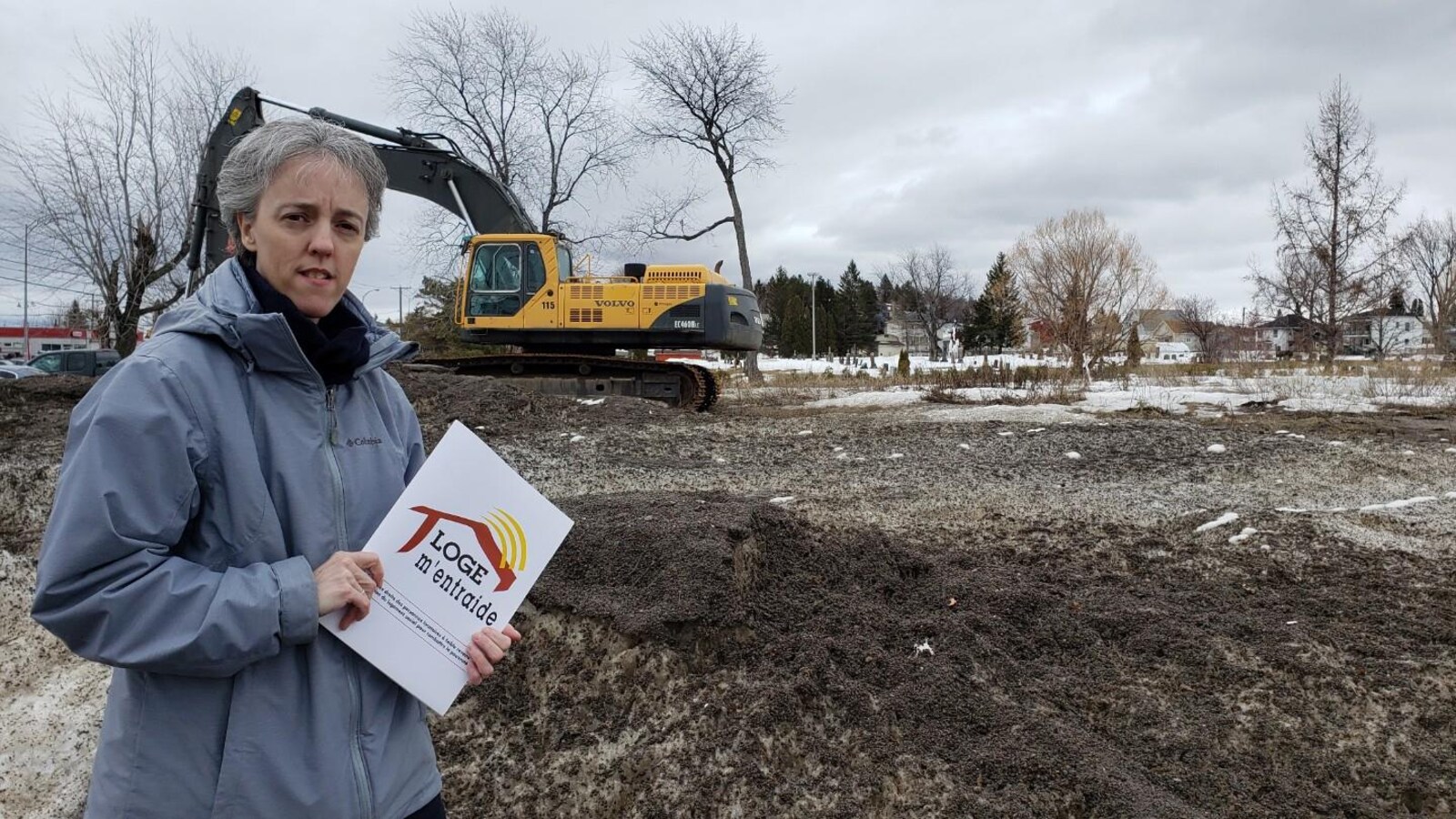 Un terrain vacant avec une grue en arrière-plan