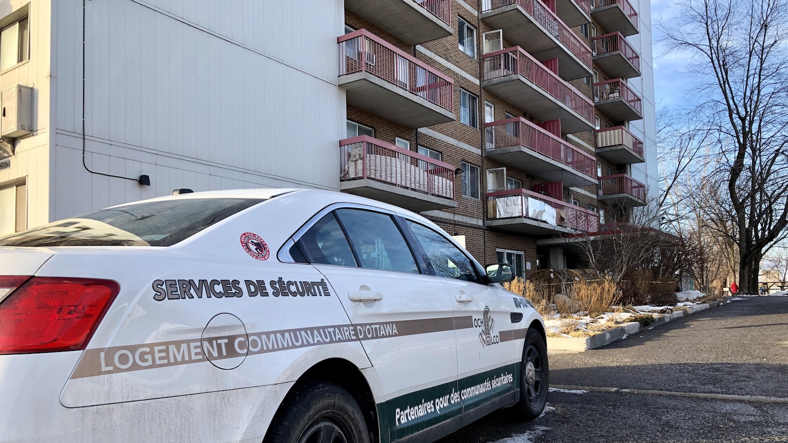 Une véhicule du service de sécurité de Logement communautaire d'Ottawa devant l'immeuble du 251 rue Donald.