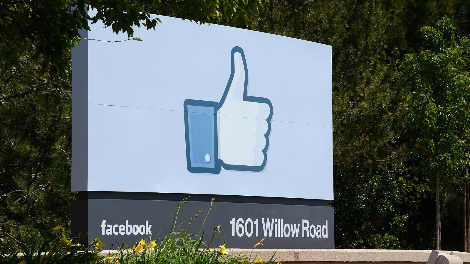 Le pouce « J'aime » s'affiche sur un panneau géant, avec en-dessous les mentions « Facebook » et l'adresse « 1601 Willow Road.