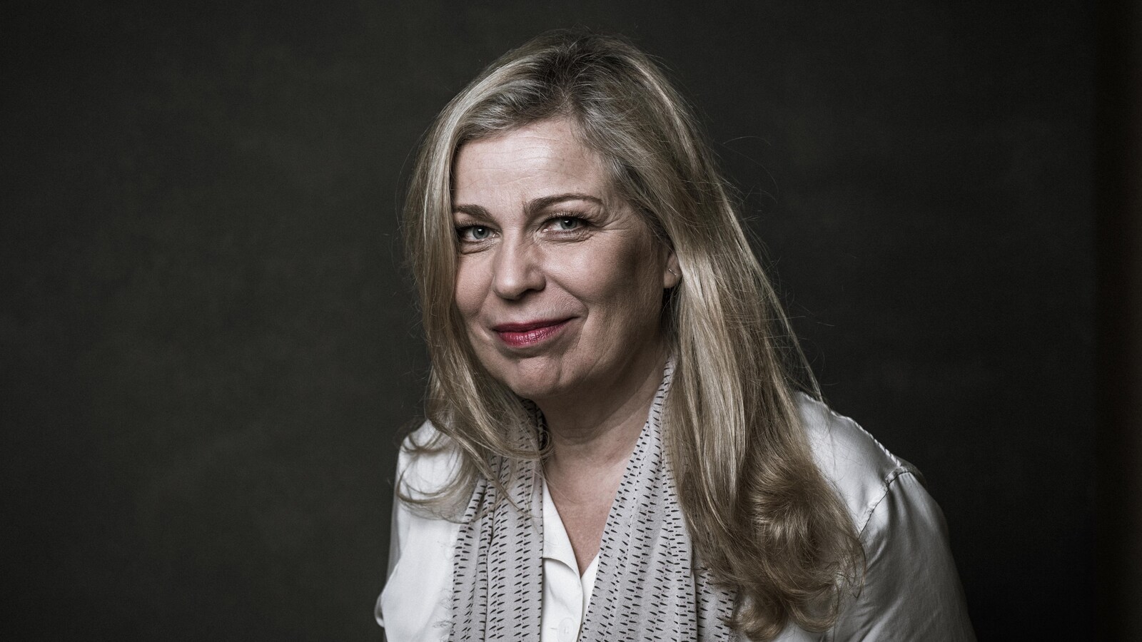 Un portrait de la réalisatrice qui sourit.