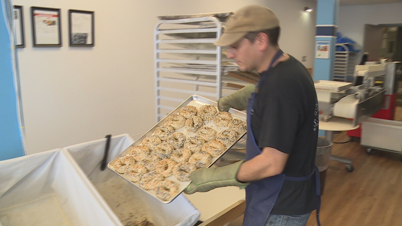 Gerry Lonergan porte un plateau de bagels