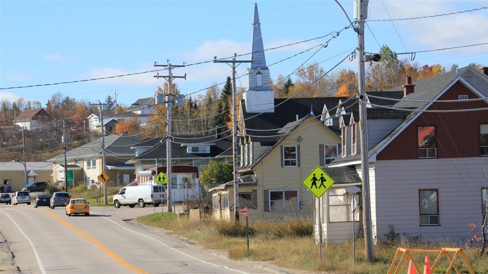 Une vue de la rue principale de Longue-Rive