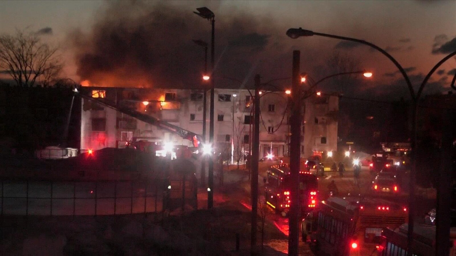 Un immeuble détruit par les flammes à Longueuil