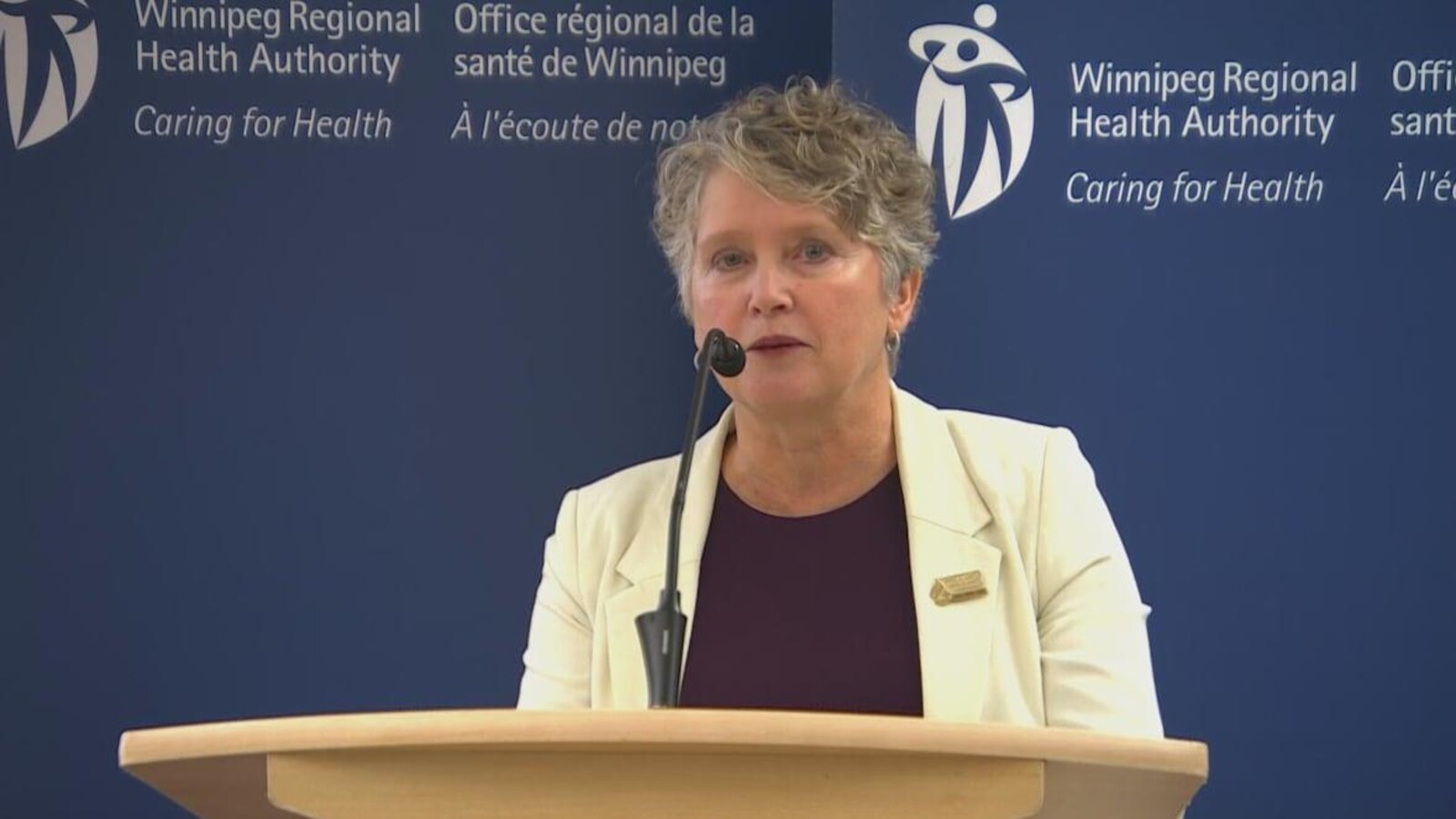 une femme sur un podium.