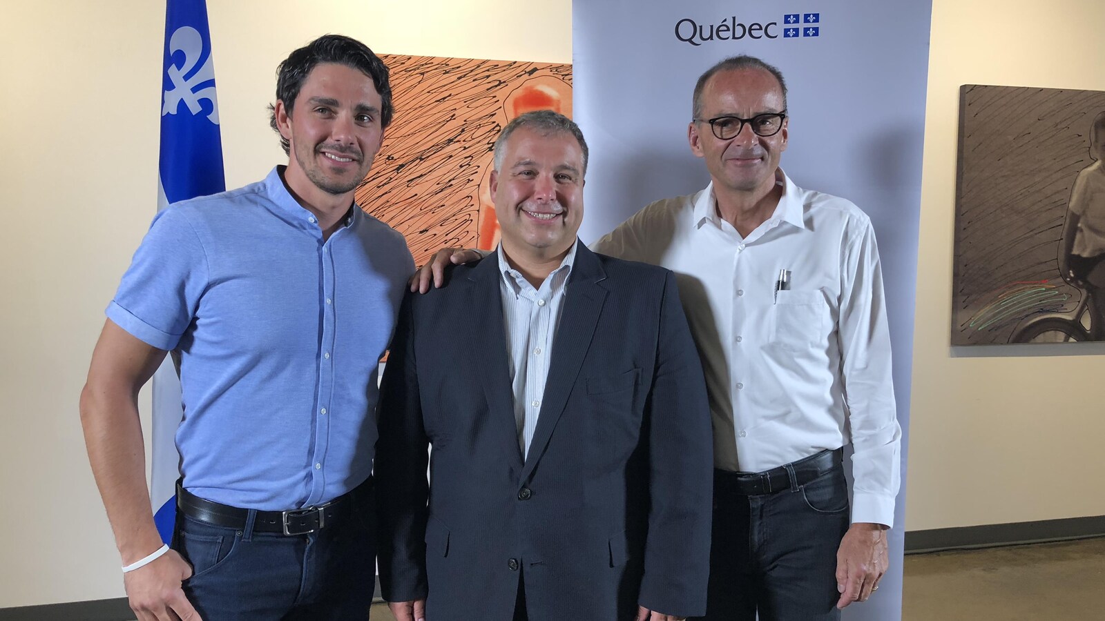 Louis Garneau (à droite) est accompagné de son fils, William, et du ministre responsable de la Capitale-Nationale, Sébastien Proulx.