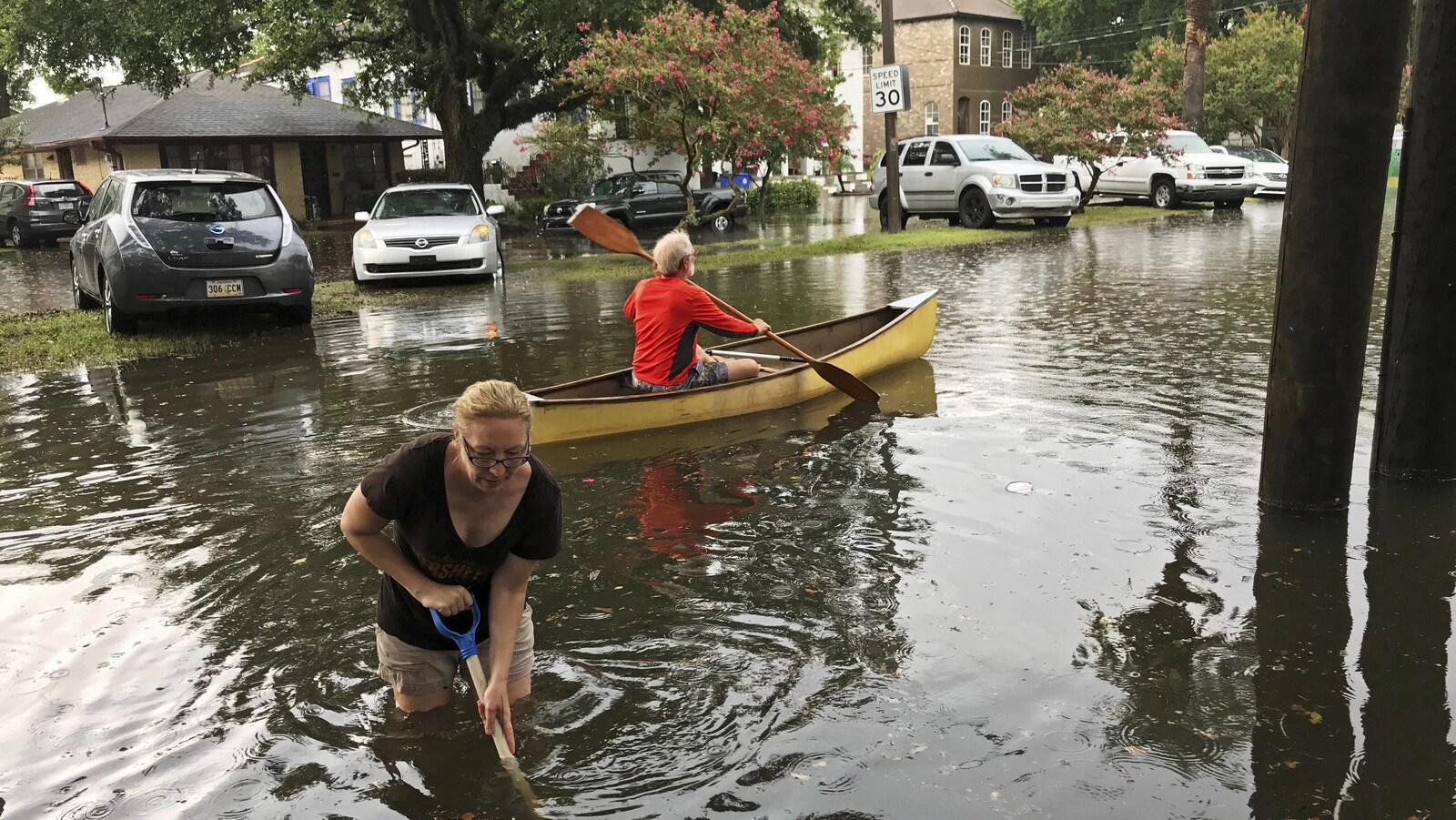 Des résidents d'un secteur de La Nouvelle-Orléans aux prises avec des inondations.