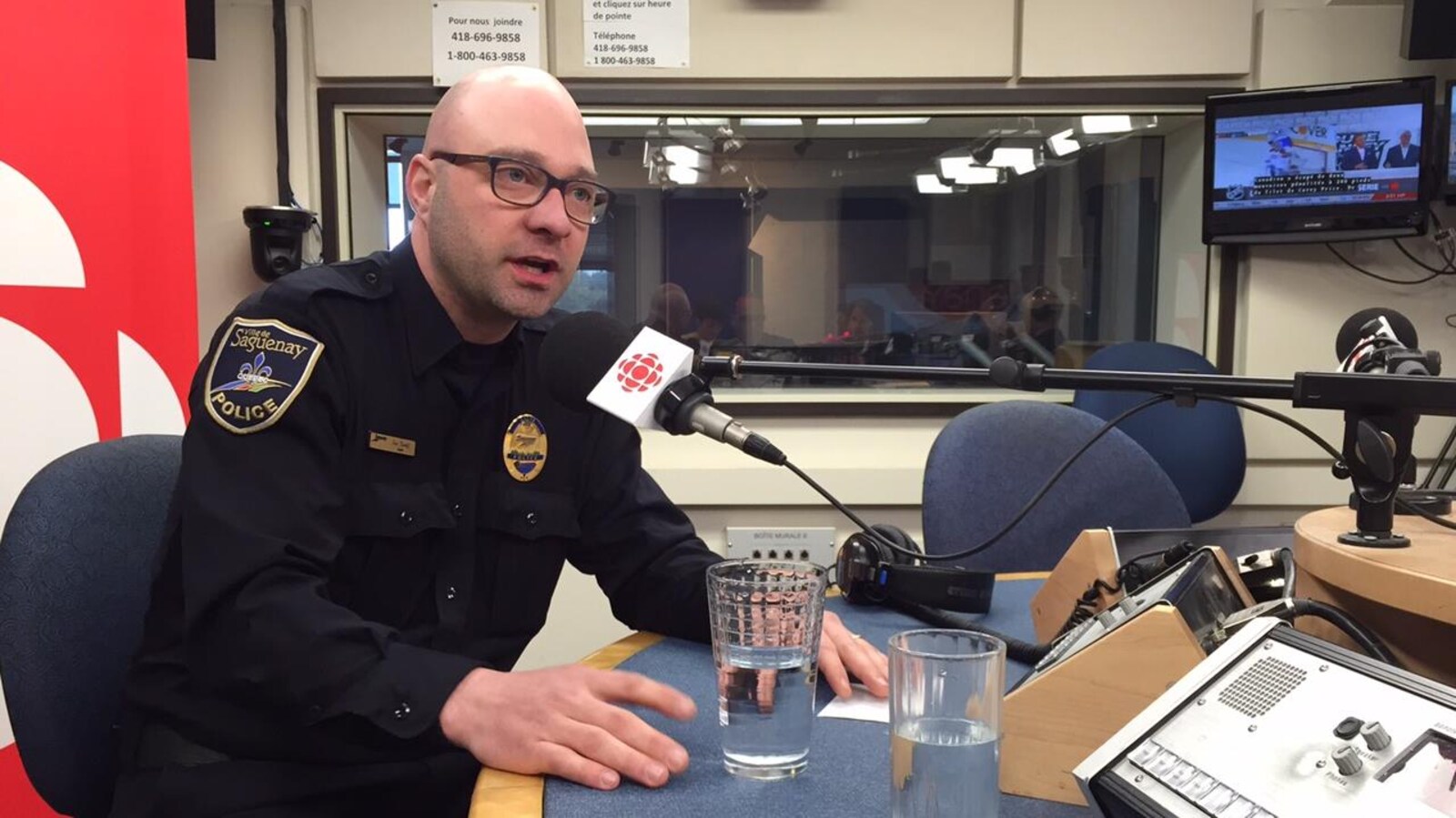 Le policier communautaire Luc Tardif en studio