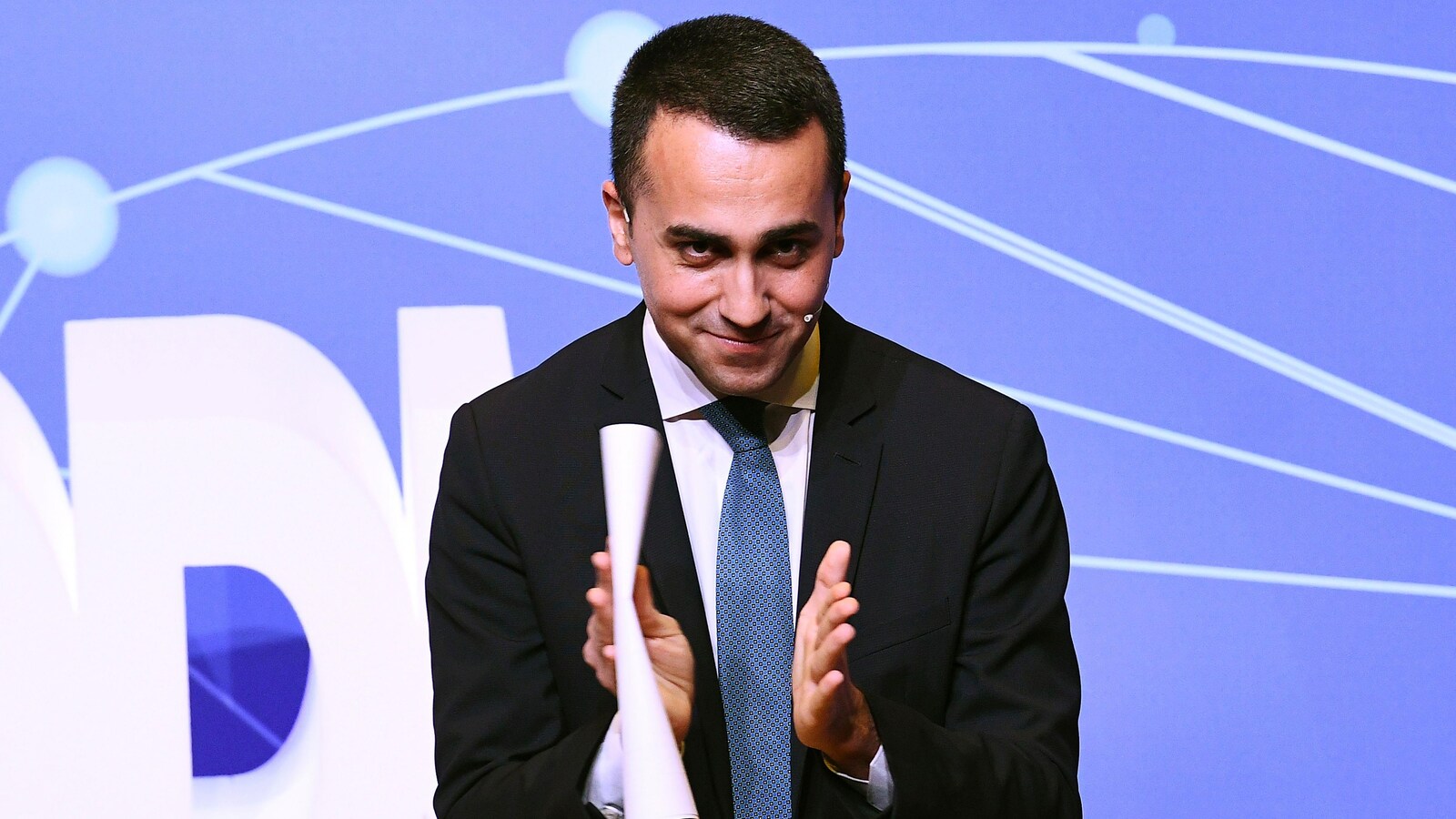 Luigi Di Maio applaudit lors d'une apparition publique.
