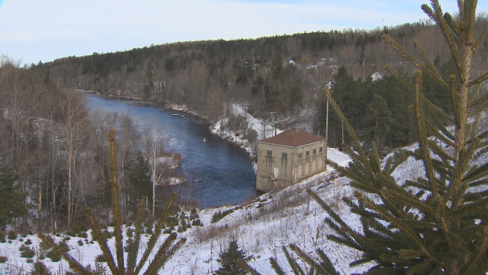 La centrale, vue de loin, en hiver.