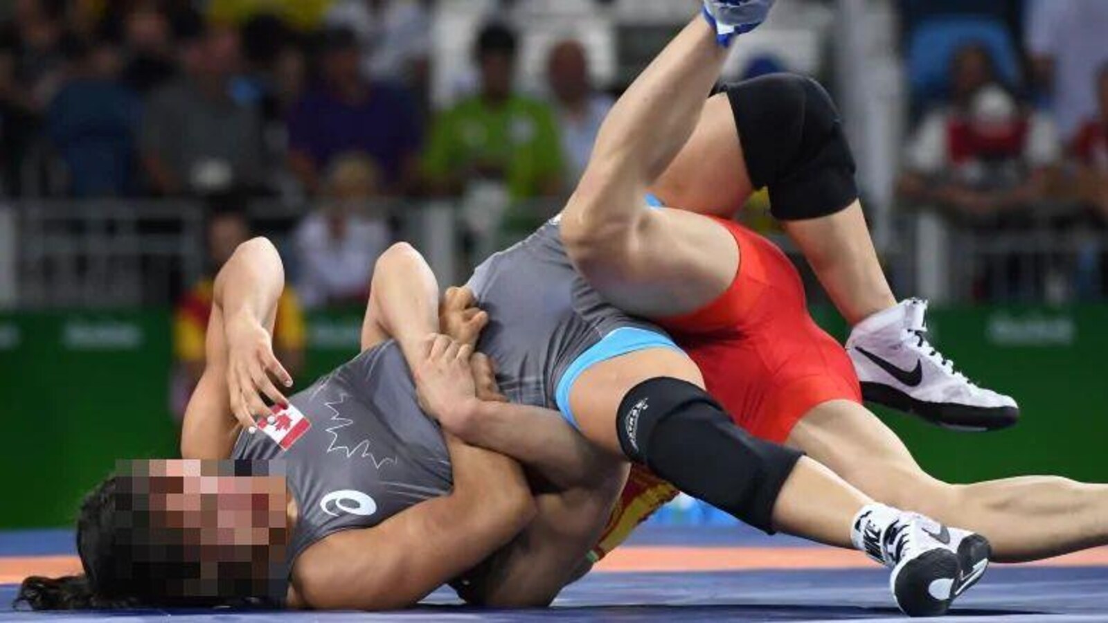 Deux lutteuses lors d'une compétition olympique.