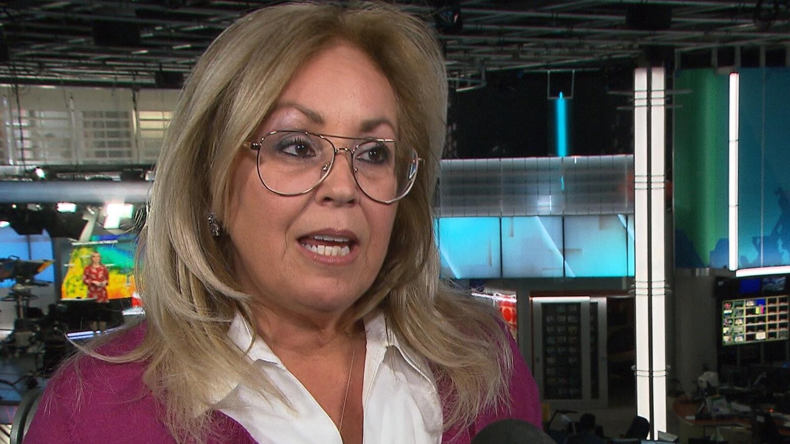 Lynne Shand dans les studios de Radio-Canada.