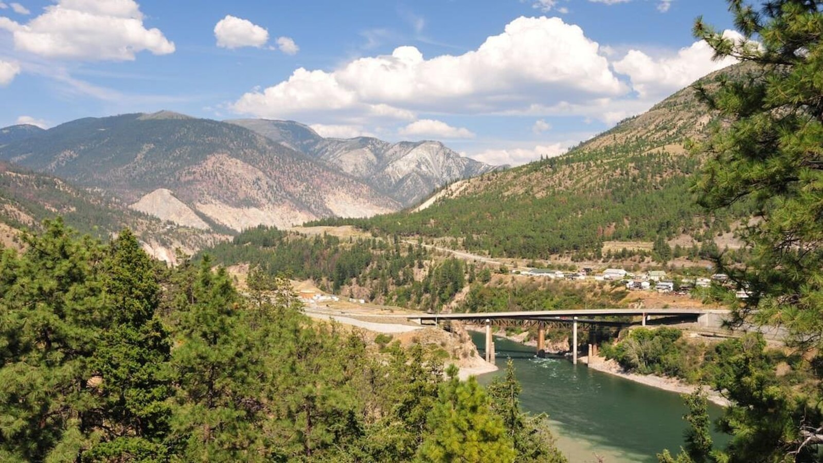 Le village de Lytton au fond du canyon Fraser
