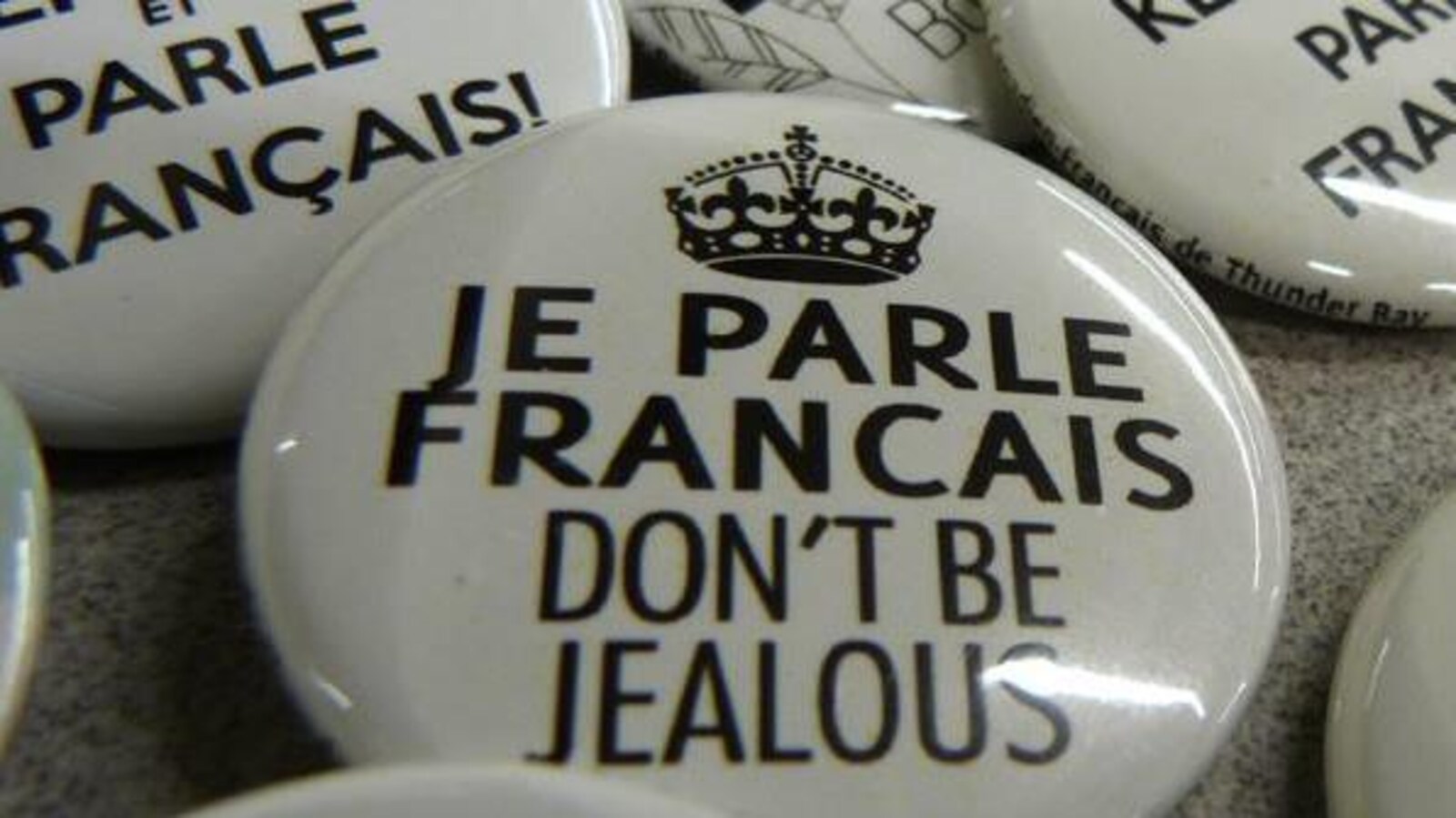 Un macaron avec la mention: «Je parle français, don't be jealous»