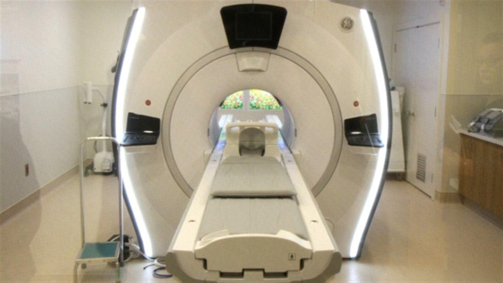 Une machine pour examen d'imagerie par résonnance magnétique