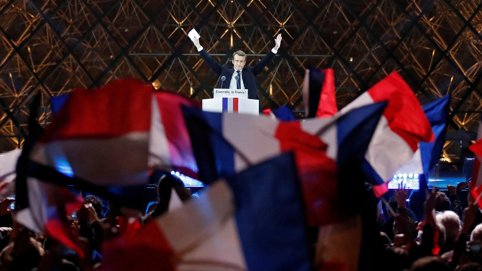 Emmanuel Macron s'adresse à ses partisans devant le Louvre, à Paris, le 7 mai 2017.