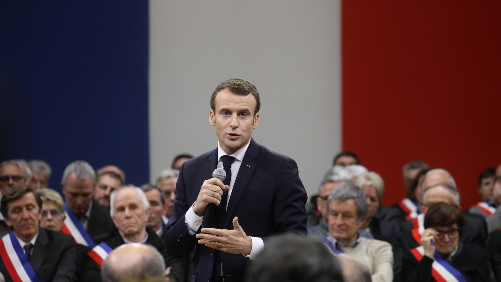 Le président, Emmanuel Macron, fait un discours devant 600 maires à Souillac, dans le sud de la France.