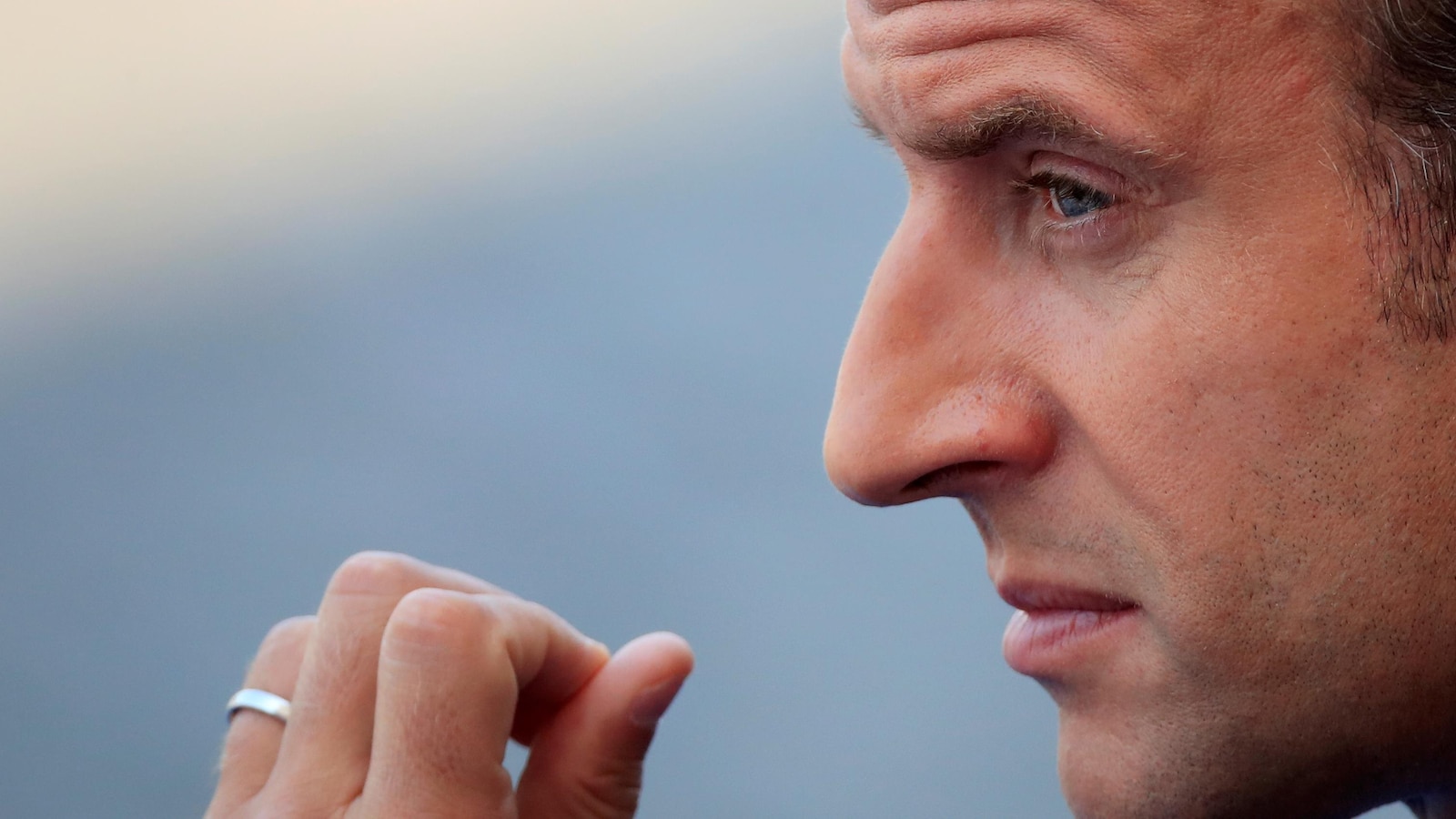 Gros plan sur le visage d'Emmanuel Macron, de profil.