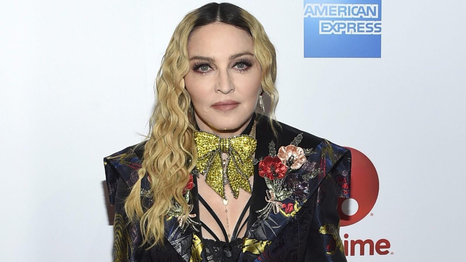 La chanteuse Madonna prend la pose sur le tapis rouge du 11e Billboard Women in Music, à New York, en décembre 2016.