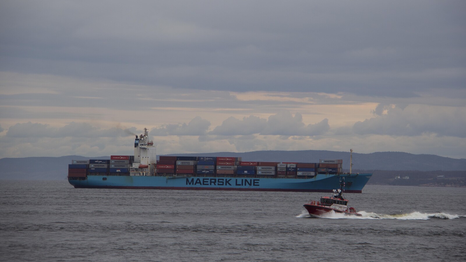 Le bateau-pilote Grandes eaux de la Garde côtière à la recherche du membre d'équipage du Maersk Patras tombé à la mer.