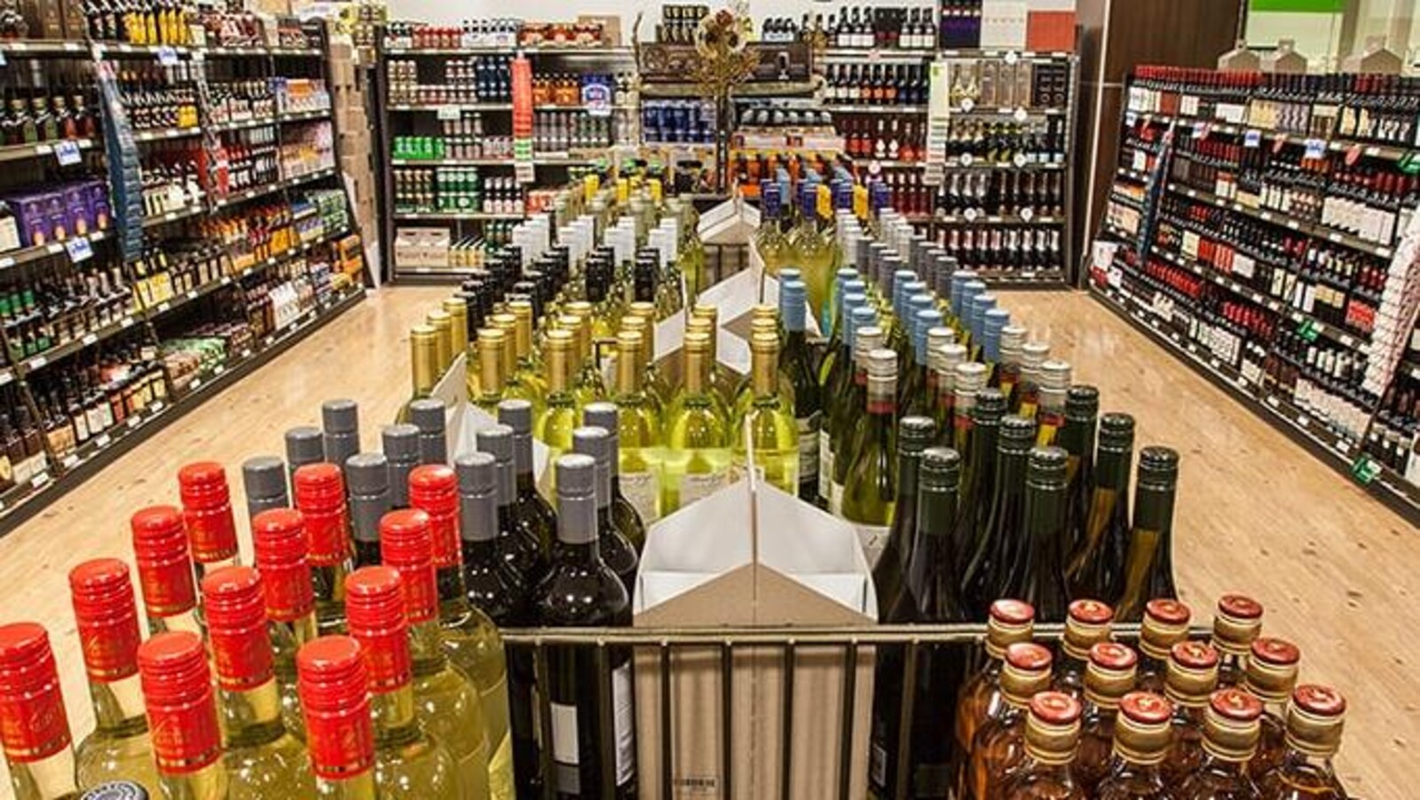 Une vue en plongée de l'intérieur d'un magasin d'alcool du Manitoba avec ses étalages de bouteilles.