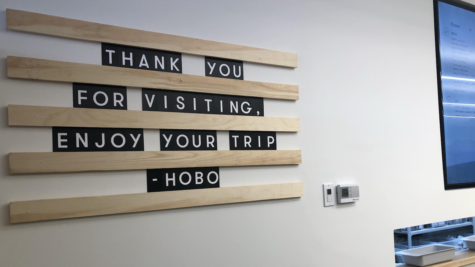 Une enseigne avec l'inscription en anglais « Thank you for visiting, enjoy your trip»