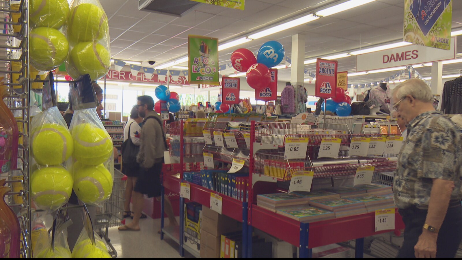 Des clients dans le magasin Rossy de Caraquet