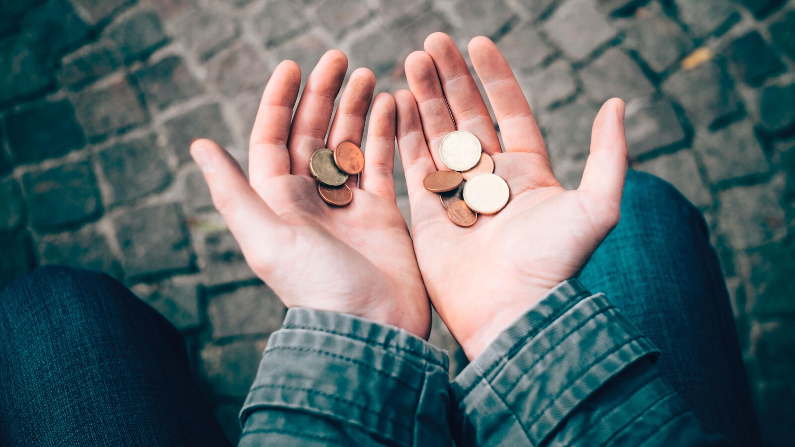 Des mains de femme tiennent de la monnaie