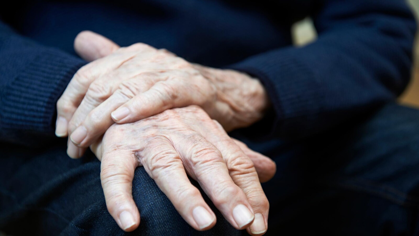 Les mains d'un homme âgé.
