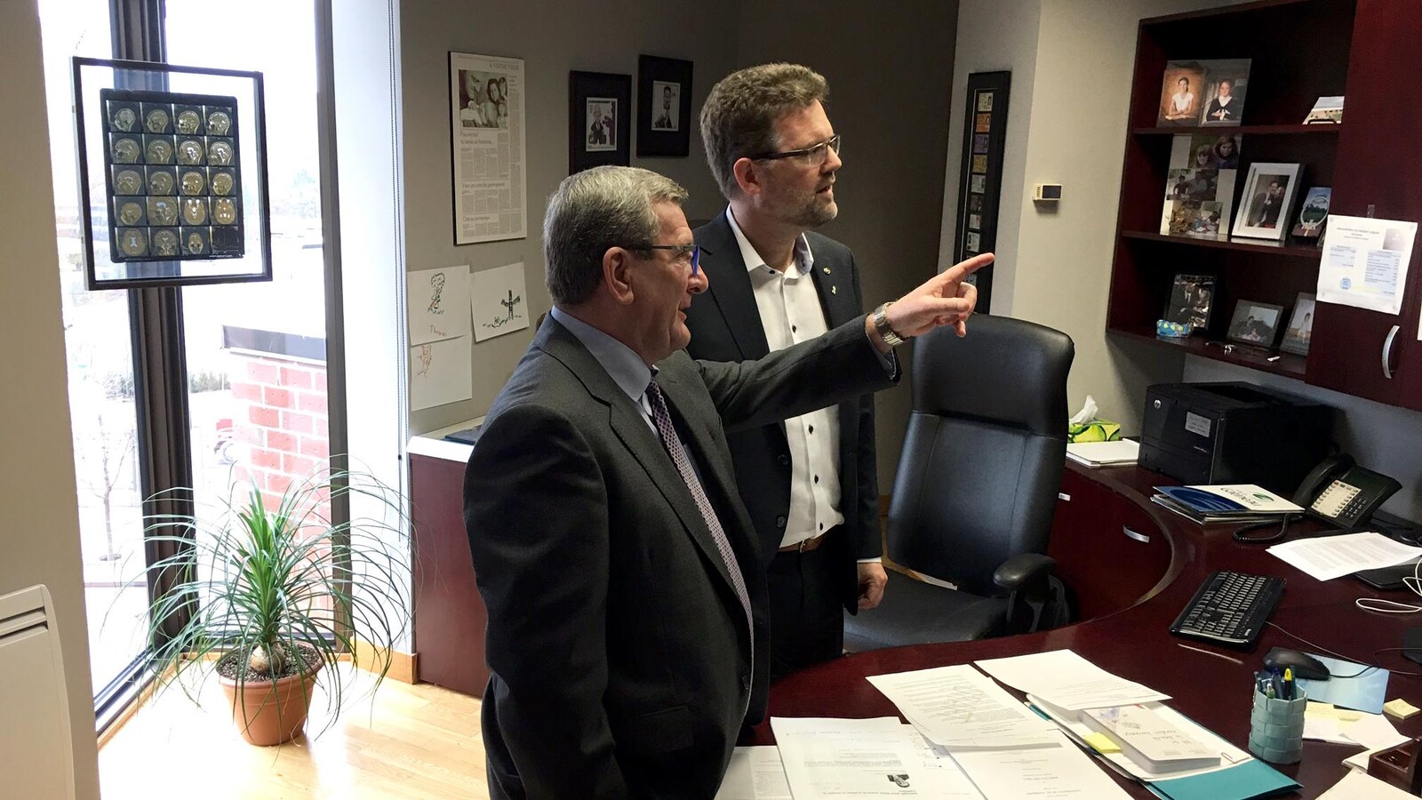 Les deux maires dans un bureau