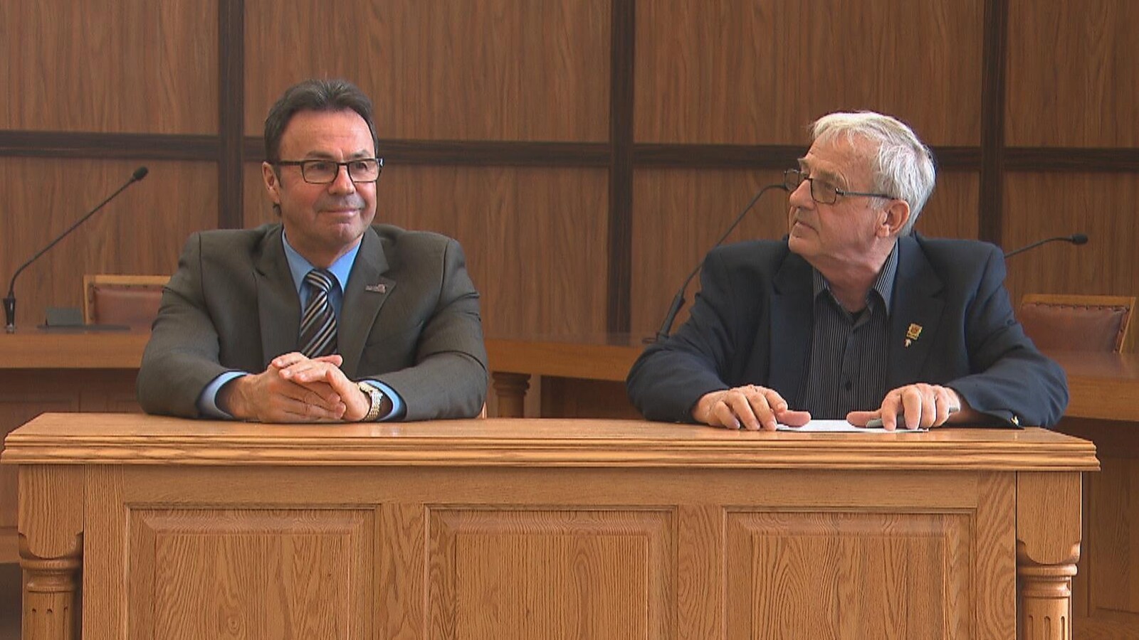 Les deux maires assis dans la salle du conseil municipal à l'hôtel de ville de Shawinigan.