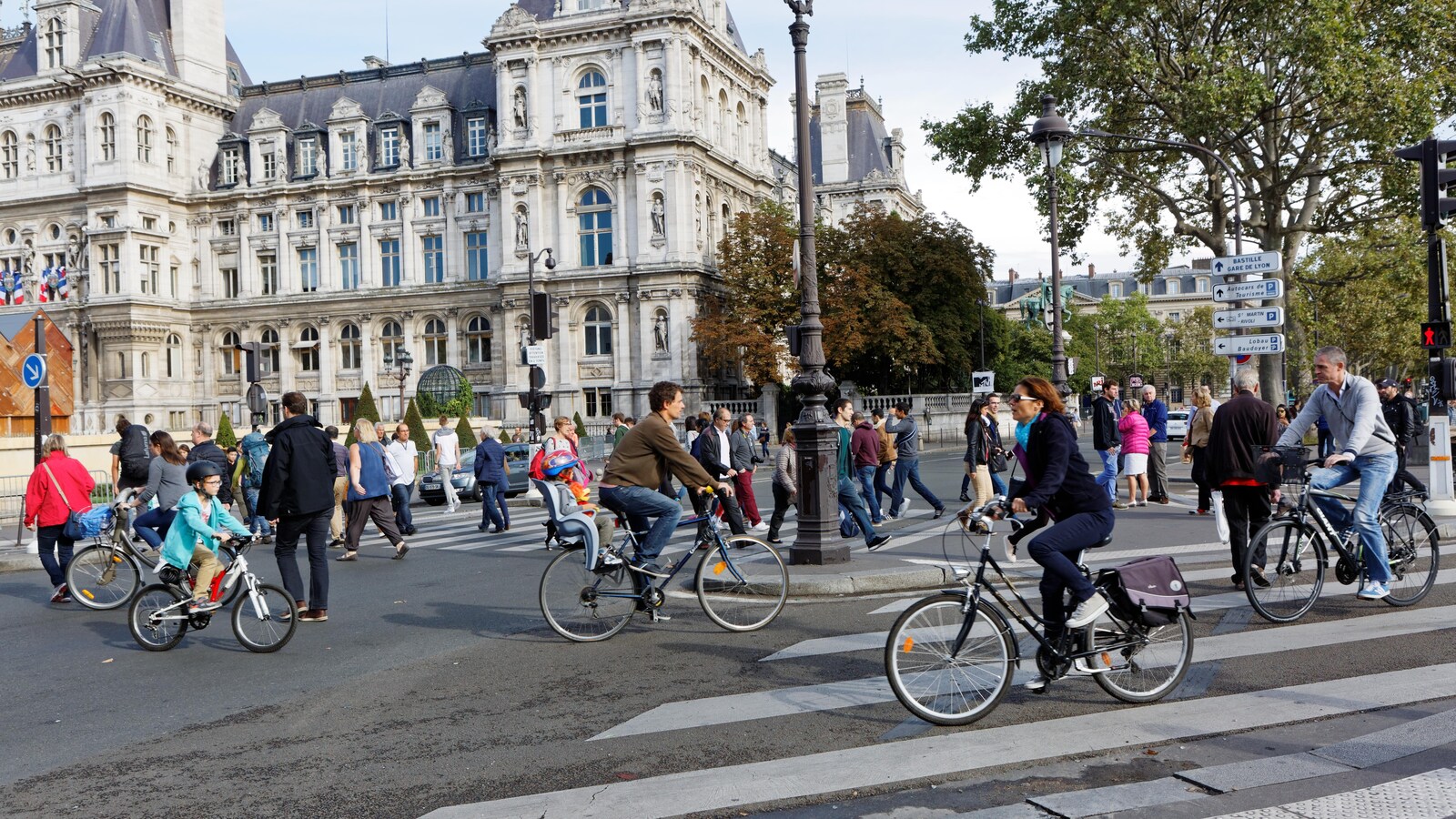 On voit gens se déplacer à vélo au centre de Paris.