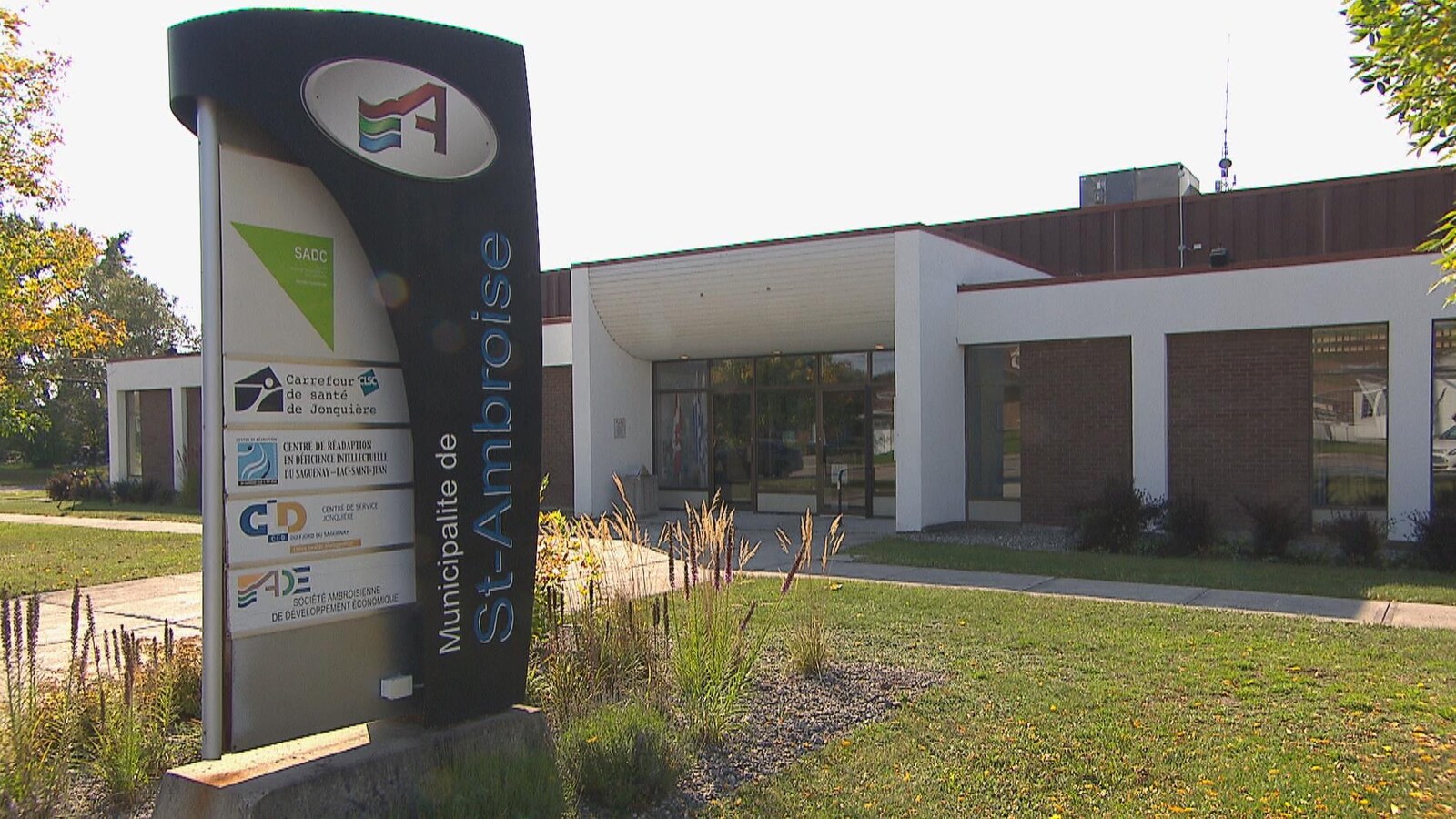La mairie de Saint-Ambroise en été