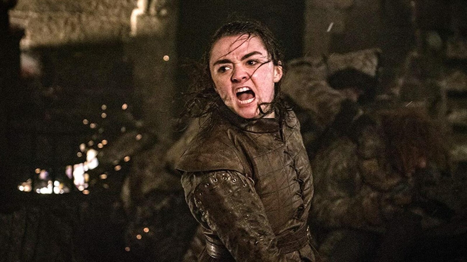 L'actrice Maisie Williams, dans le rôle d'Arya Stark, hurle alors qu'elle est sur le point de donner un coup d'épée dans une scène de combat de la série <em>Game of Thrones</em>.