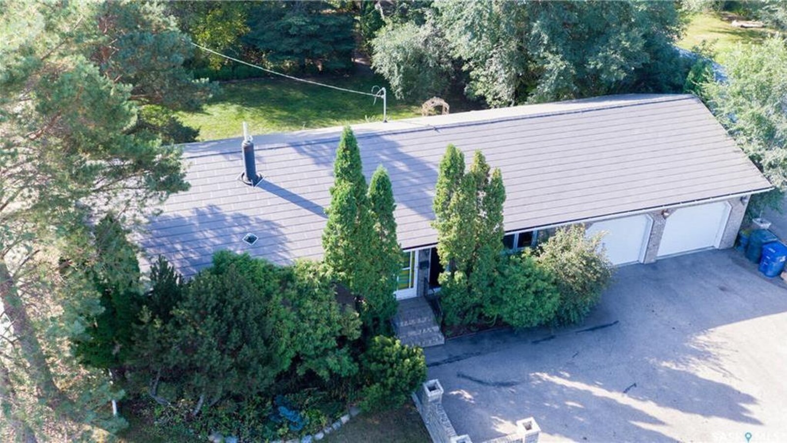 La maison a un garage double et une terrasse.