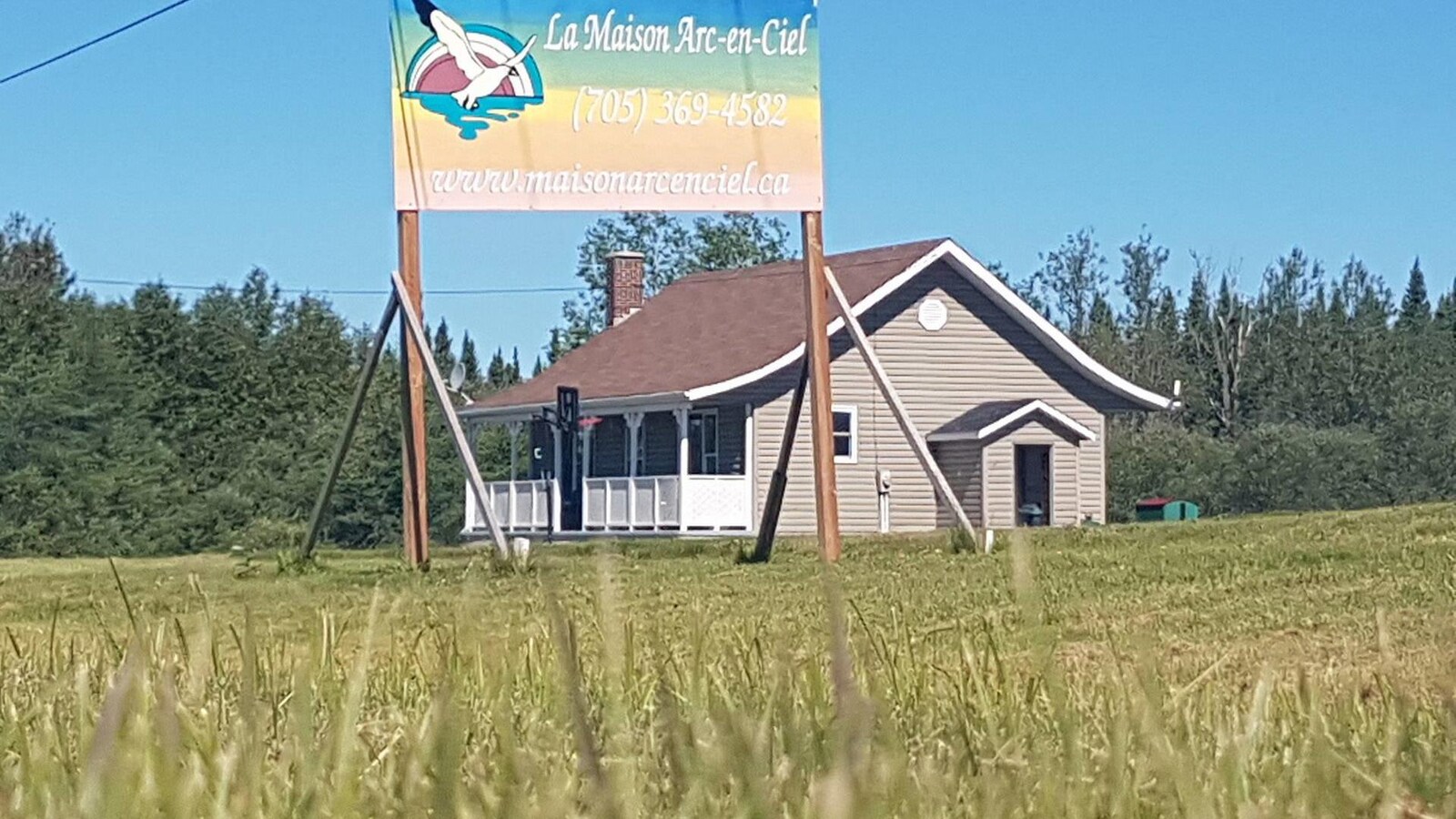Une photo d'une maison dans un champ